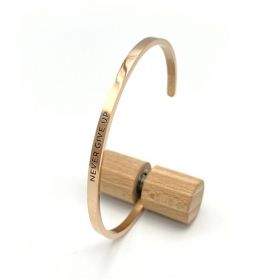 Bracelet jonc ajustable à message "Never give up" en acier inoxydable gravure noire